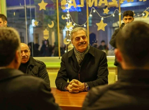 Başkan Alemdar, iftarını gençlerle birlikte açtı: &quot;Her zaman yanınızdayız&quot;
