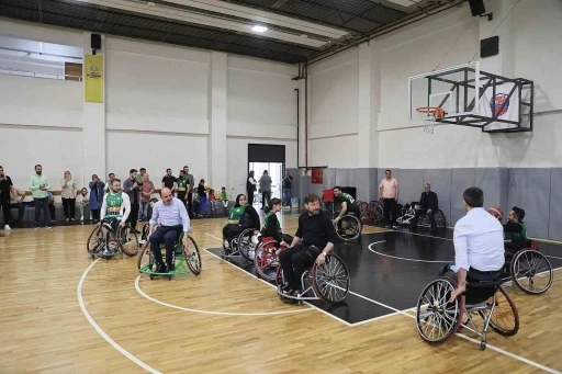 Başkan Altay tekerlekli sandalyeye oturdu, engelli basketbolcularla maç yaptı
