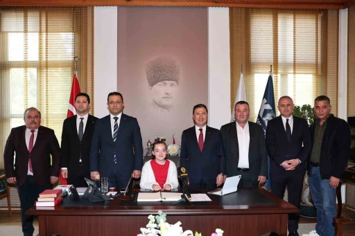 Başkan Aras, koltuğunu minik Azra&rsquo;ya devretti

