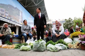 BAŞKAN ARAS MESAİSİNE HALK PAZARINDA BAŞLADI