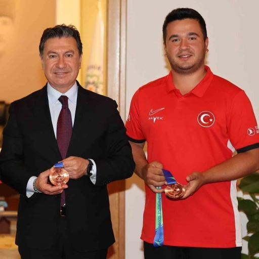 BAŞKAN ARAS&rsquo;TAN D&Uuml;NYADA &lsquo;YILIN OK&Ccedil;USU&rsquo; SE&Ccedil;İLEN HANEY&rsquo;E KUTLAMA