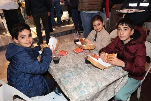 Başkan Arıcı&rsquo;dan &ccedil;ocuklara iftar s&uuml;rprizi
