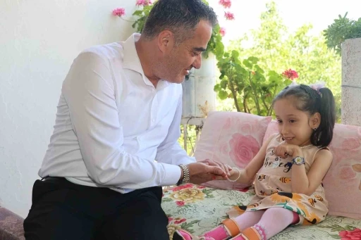 Başkan Arıcı minik Efsa’ya akülü tekerlekli sandalye hediye etti
