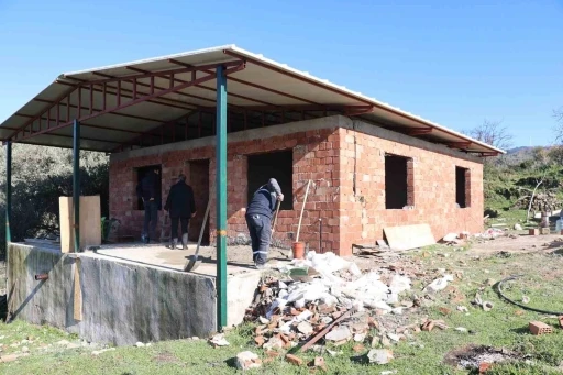 Başkan Arıcı talimat verdi, yangında zarar g&ouml;ren evin tadilatı başladı
