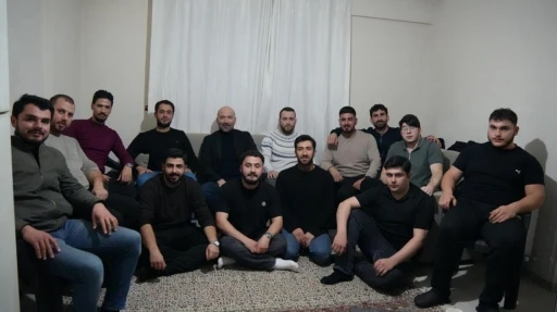 Başkan Arıkan sahurda gen&ccedil;lerle buluştu, kendi elleriyle menemen yaptı
