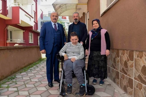 Başkan Arslan’dan özel bireye akülü tekerlekli sandalye desteği
