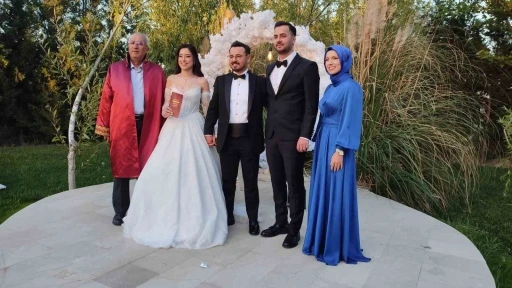 Başkan Arslan gen&ccedil; &ccedil;ifti mutlu g&uuml;nlerinde yalnız bırakmadı
