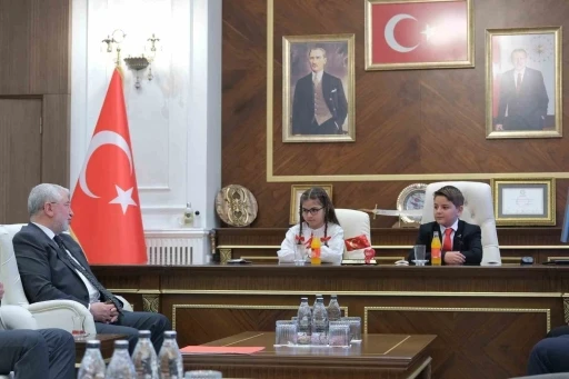 Başkan Aşgın koltuğu &ccedil;ocuklara emanet etti
