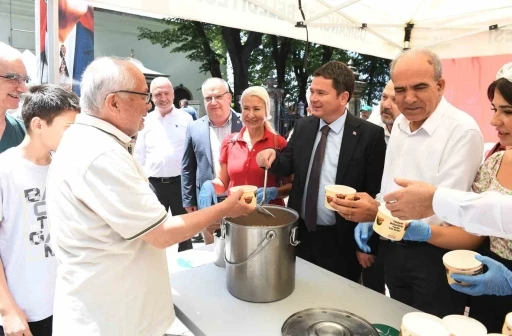 Başkan Aydın vatandaşlara aşure dağıttı
