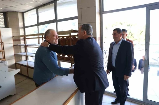 Başkan Balaban esnafın taleplerini yerinde dinliyor
