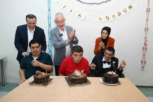 Başkan Başdeğirmen, engelli &ouml;ğrencilerin doğum g&uuml;n&uuml; sevincine ortak oldu
