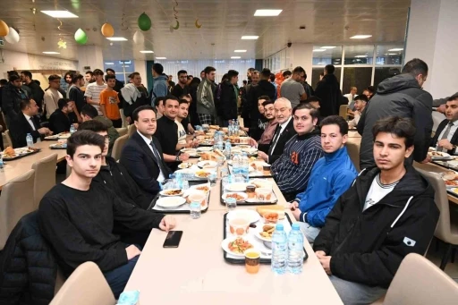 Başkan Başdeğirmen, KYK erkek yurdunda &ouml;ğrencilerle iftar sofrasında buluştu
