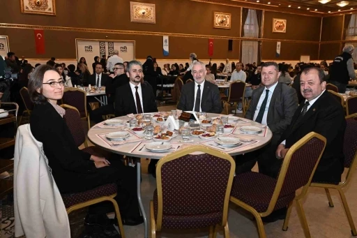 Başkan Başdeğirmen, &uuml;niversiteli gen&ccedil;lerle iftarda buluştu
