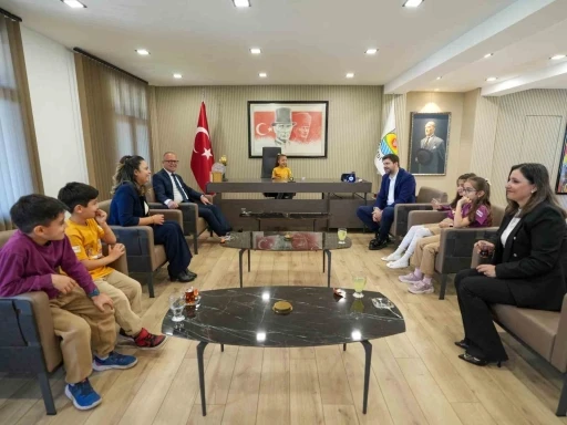 Başkan Bolta&ccedil; koltuğunu devretti, &ccedil;ocuklar taleplerini sıraladı
