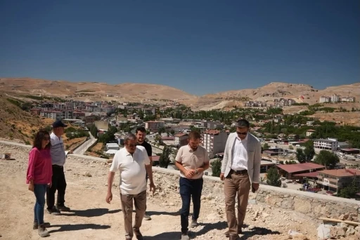 Başkan Bozkurt, Millet Bah&ccedil;esi ve yol &ccedil;alışmalarını yerinde inceledi
