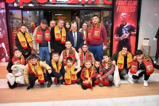 Başkan B&uuml;uy&uuml;kkılı&ccedil;, AVM&rsquo;de esnaf ve vatandaşlarla buluştu
