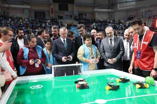 Başkan B&uuml;y&uuml;kakın ve Kocaelisporlu futbolcular "robot futbolu" oynadı
