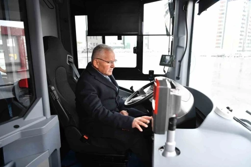 Başkan B&uuml;y&uuml;kkılı&ccedil;, &ccedil;evreci ve yenilenebilir elektrikli otob&uuml;s ile bisikletleri inceledi
