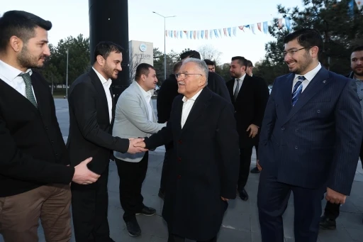 Başkan B&uuml;y&uuml;kkılı&ccedil;, gen&ccedil;lerle iftar sofrasında buluştu
