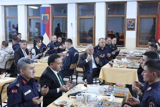 Başkan B&uuml;y&uuml;kkılı&ccedil;, kahraman jandarmalarla iftar sofrasında buluştu
