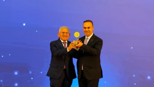 Başkan B&uuml;y&uuml;kkılı&ccedil;, T&uuml;rkiye&rsquo;de ilk olan RES projesiyle Bakan Kacır&rsquo;ın elinden &ouml;d&uuml;l aldı
