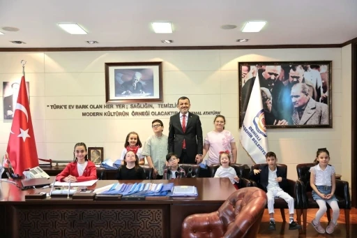 Başkan &Ccedil;avuşoğlu koltuğunu &ccedil;ocuklara devretti
