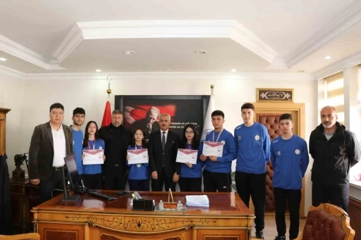 Başkan &Ccedil;elebi b&ouml;lge birincisi floor curling takımını kabul etti
