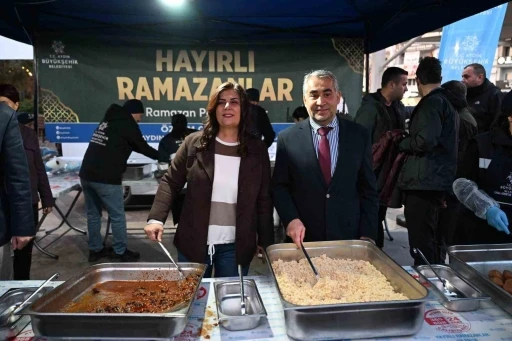 Başkan &Ccedil;er&ccedil;ioğlu, AD&Uuml; &ouml;ğrencileri ile iftarda bir araya geldi

