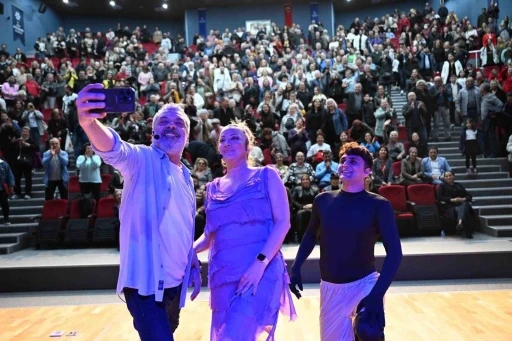 Başkan &Ccedil;er&ccedil;ioğlu, Didim ve Nazilli&rsquo;de vatandaşları tiyatro ile buluşturdu
