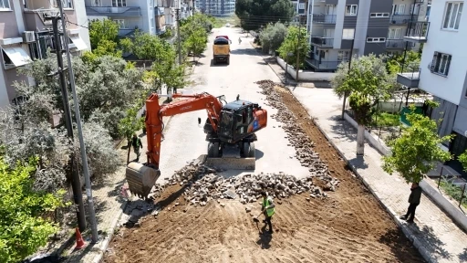 Başkan Çerçioğlu Efeler’in yollarını yenilemeyi sürdürüyor
