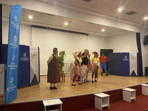 Başkan &Ccedil;er&ccedil;ioğlu, İncirliova&rsquo;da &ccedil;ocukları tiyatro ile buluşturdu
