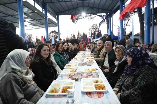 Başkan &Ccedil;er&ccedil;ioğlu İncirliova&rsquo;da kurulan iftar sofrasında vatandaşlarla bir araya geldi
