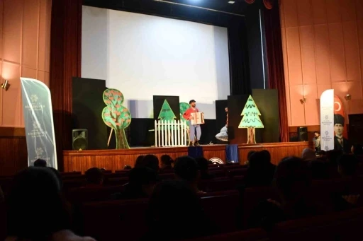 Başkan &Ccedil;er&ccedil;ioğlu S&ouml;keli &ccedil;ocukları tiyatro ile buluşturdu
