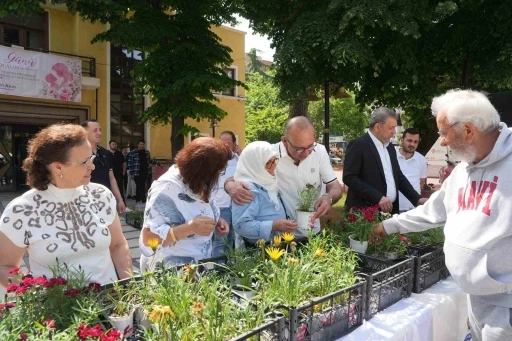 Başkan &Ccedil;etin Akın&rsquo;dan Anneler G&uuml;n&uuml;&rsquo;nde anlamlı kutlama
