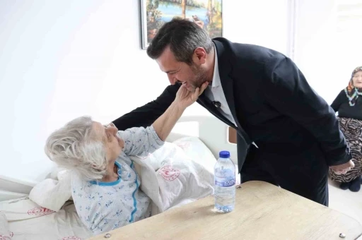 Başkan &Ccedil;etinkaya&rsquo;dan yaşlılara "vefa" ziyareti

