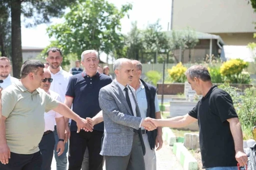 Başkan &Ccedil;ift&ccedil;i&rsquo;den arife g&uuml;n&uuml; kabristan ziyareti
