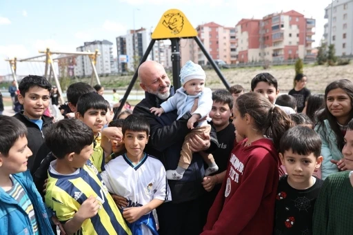 Başkan Çolakbayrakdar: &quot;Çocuklar için her parka toprak alan yapıyoruz&quot;
