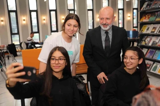 Başkan Çolakbayrakdar: &quot;Dünyaya açılan kütüphanelerle zenginleştirilmiş bir şehir inşa ediyoruz&quot;
