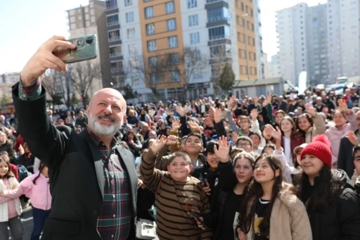 Başkan Çolakbayrakdar: &quot;Evlatlarımızın geleceğine ışık tutuyoruz&quot;
