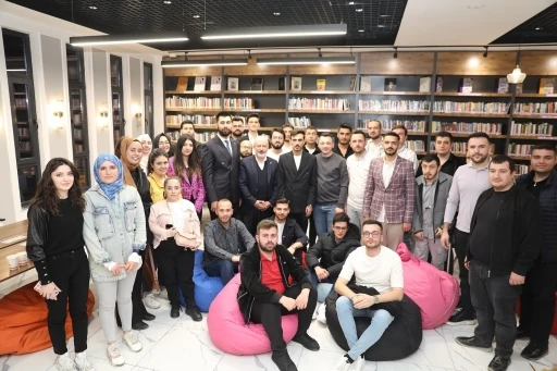 Başkan Çolakbayrakdar, &quot;Gençlerimizin her zaman yanınızdayız&quot;
