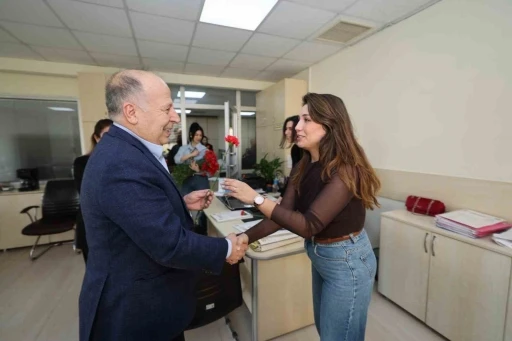 Başkan Demir&ccedil;alı&rsquo;dan kadın personele karanfil
