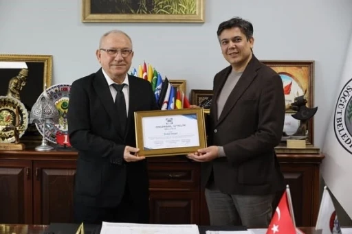 Başkan Durgut’a onursal üyelik plaketi
