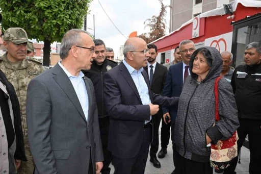Başkan Er, deprem sonrası sahada &ccedil;alışmaları inceledi, vatandaşlarla bir araya geldi
