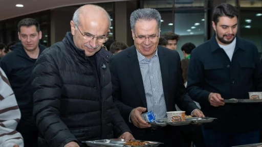 Başkan Er ile Rekt&ouml;r Akpolat sahur programında &ouml;ğrencilerle bir araya geldi
