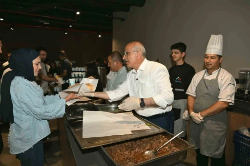 Başkan Er, &ouml;ğrencilere yemek dağıttı
