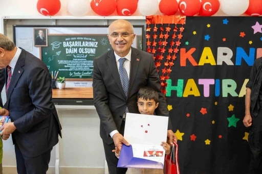 Başkan Er &ouml;ğrencilerin karne heyecanına ortak oldu
