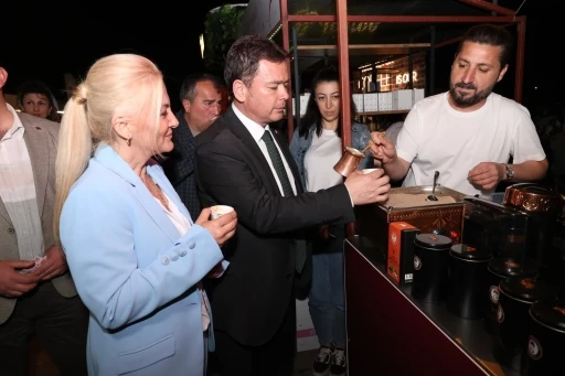 Başkan Erkan Aydın kahve ve m&uuml;zik tutkunlarıyla bir araya geldi
