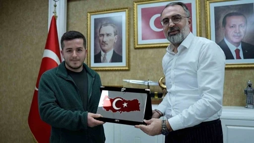 Başkan Erol, T&uuml;rk Bayrağı&rsquo;nı yerde bırakmayan kuryeyi &ouml;d&uuml;llendirdi
