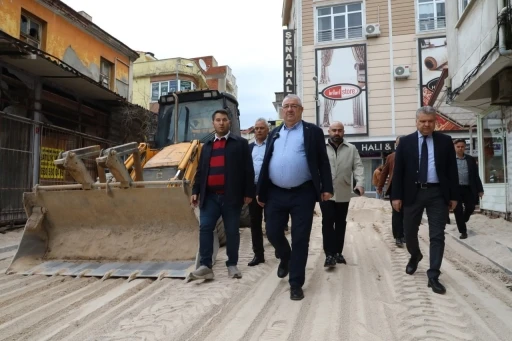 Başkan Ertaş sahaya indi; Edremit&rsquo;te yol atağı
