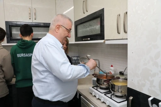Başkan Ertaş &uuml;niversite &ouml;ğrencilerinin iftar sofrasına konuk oldu
